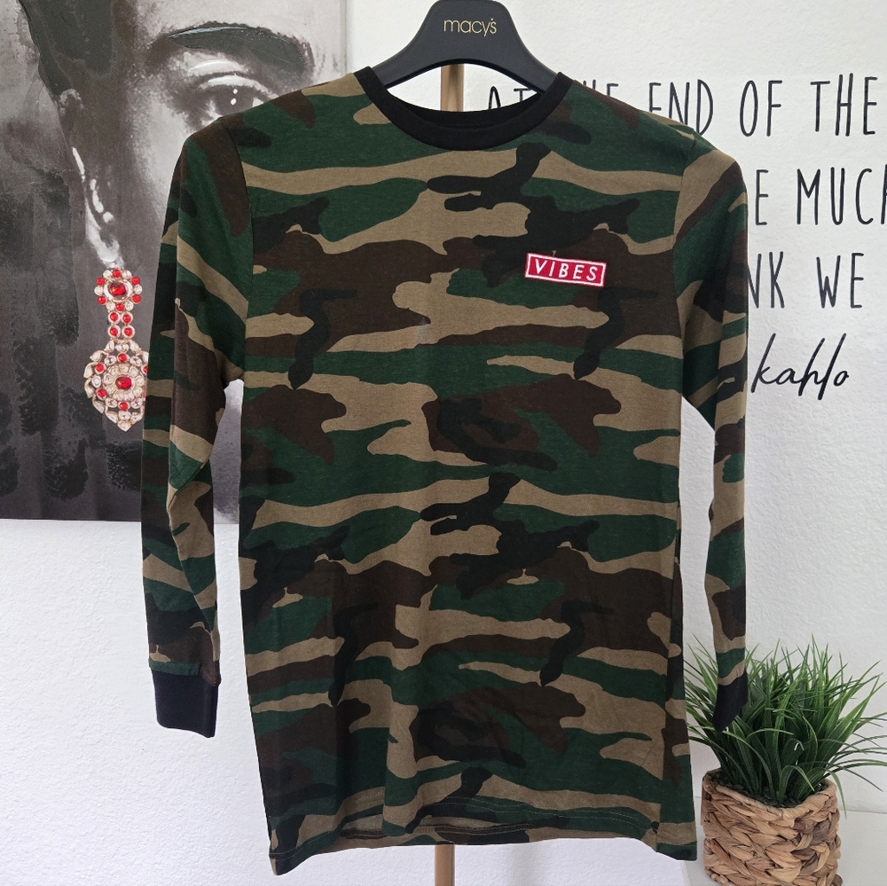 NWT Eighty Eight Camouflage Kids Tee with Red Vibes Patch Size 14/16